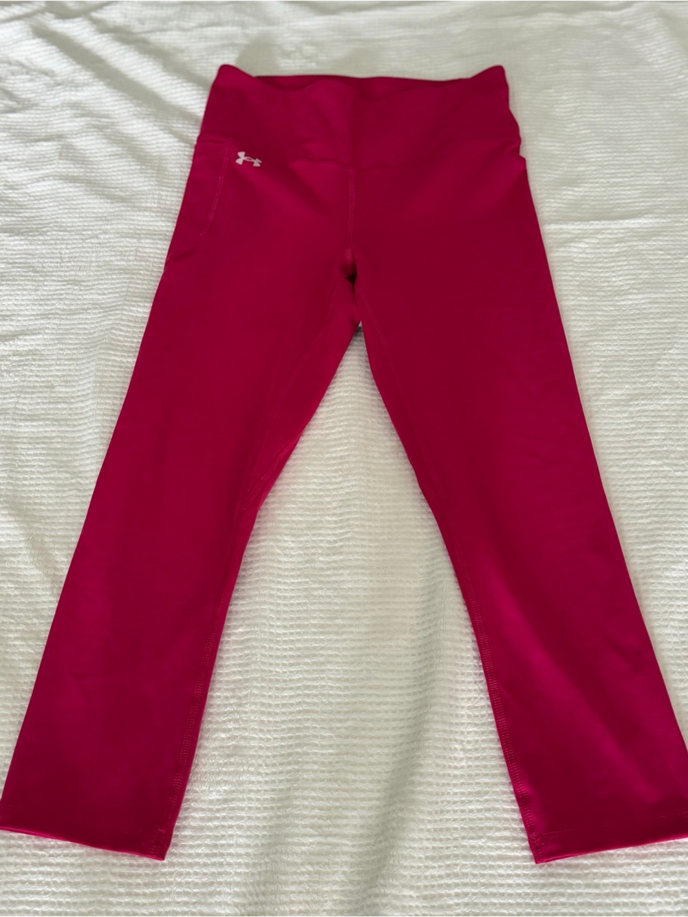 Under Armour Pink Cropped Leggings size medium. Never worn. Excellent condition